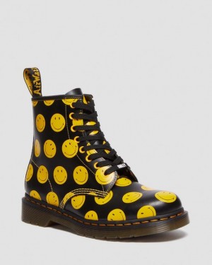 Dr. Martens 1460 Smiley® Smooth Leather Lace Up Boots Czarne | SN-DM84153